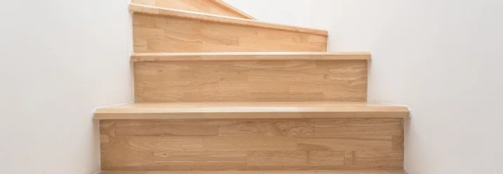 Holztreppe mit hellem Holz